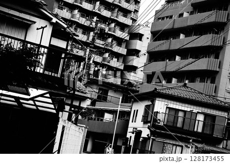モノクロームの街並み モノクロームの街並み 128173455