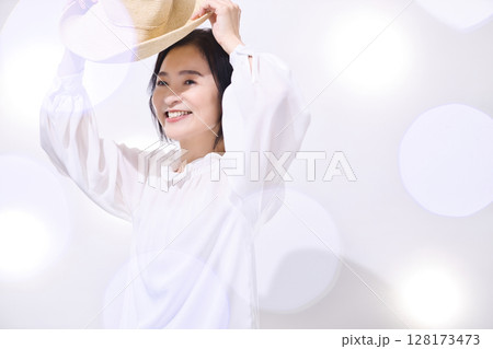 ビューティー 麦わら帽子を持つミドル女性 ビューティー 麦わら帽子を持つミドル女性 128173473