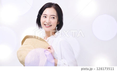 ビューティー　麦わら帽子を持つミドル女性 128173511