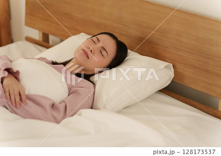 夜ベッドで寝苦しい女性 夜ベッドで寝苦しい女性 128173537