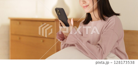 夜中にスマホを見る女性 128173538
