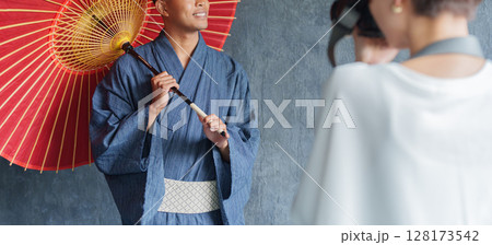 浴衣を着た外国人観光客と撮影するカメラマン 128173542