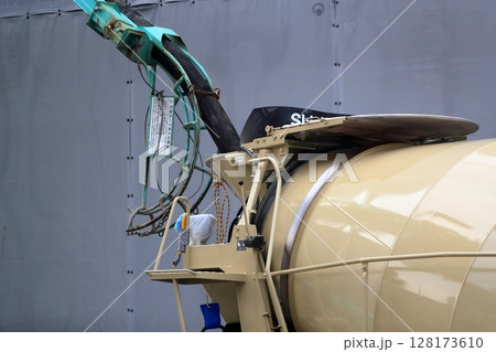 残コンを生コン車に戻すポンプ車 128173610