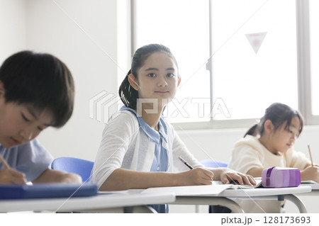 真剣に授業を受ける子どもたち 真剣に授業を受ける子どもたち 128173693