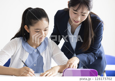 真剣に授業を受ける子ども 128173702