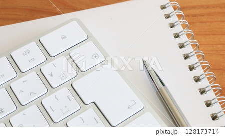 ペンとノートとキーボード ビジネスアイテム 16:9 ペンとノートとキーボード ビジネスアイテム 16:9 128173714