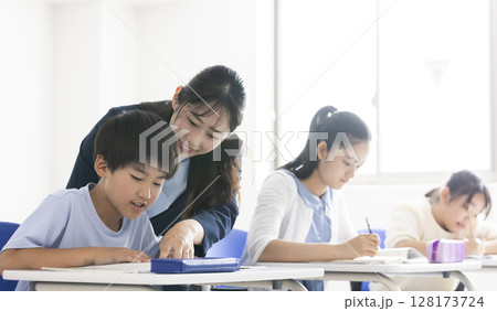 勉強をする小学生と先生 128173724