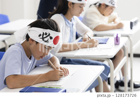 受験勉強をする小学生 受験勉強をする小学生 128173726