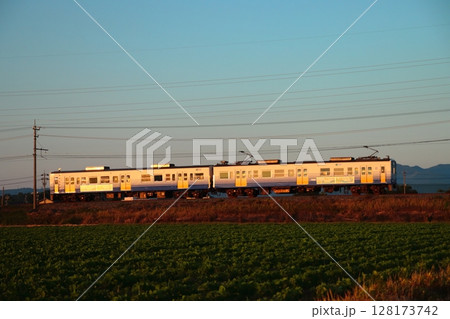 夕焼け空に車体を染める元国鉄119系のえちぜん鉄道MC7000形電車__2025/6/30撮影 128173742