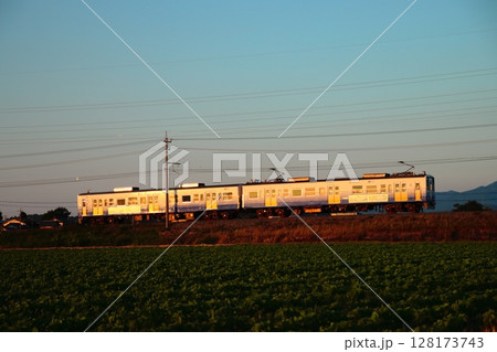 夕焼け空に車体を染める元国鉄119系のえちぜん鉄道MC7000形電車__2025/6/30撮影 128173743