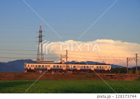 夕焼け空に車体を染める元国鉄119系のえちぜん鉄道MC7000形電車__2025/6/30撮影 128173744