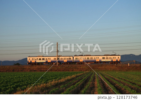 夕焼け空に車体を染める元国鉄119系のえちぜん鉄道MC7000形電車__2025/6/30撮影 128173746