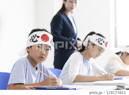 受験勉強をする小学生 128173821