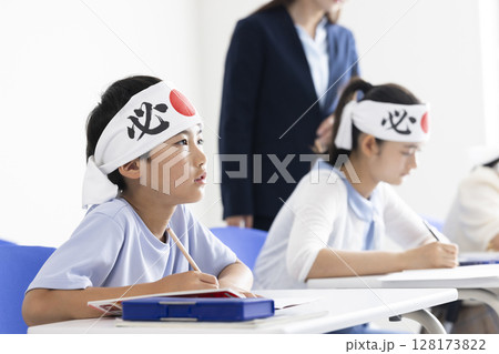 受験勉強をする小学生 128173822