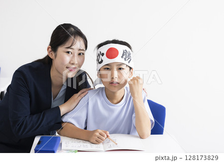 受験勉強をする小学生 受験勉強をする小学生 128173829