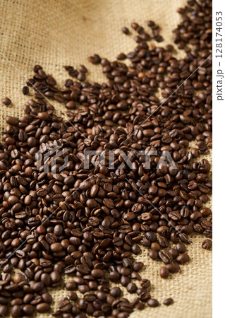 焙煎したコーヒー豆 128174053