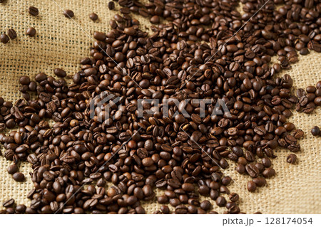 焙煎したコーヒー豆 焙煎したコーヒー豆 128174054