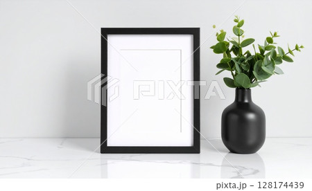 大理石テーブルの上の黒フレーム写真立て 大理石テーブルの上の黒フレーム写真立て 128174439