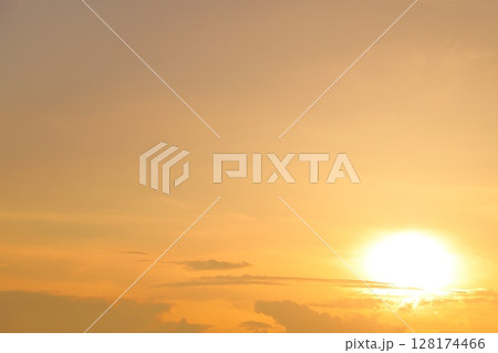 夕焼け空 夕日 雲 空のみ 夕焼け空 夕日 雲 空のみ 128174466
