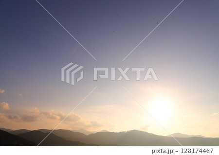 トンボの飛ぶ夕焼け空 夕日 山地 トンボの飛ぶ夕焼け空 夕日 山地 128174467