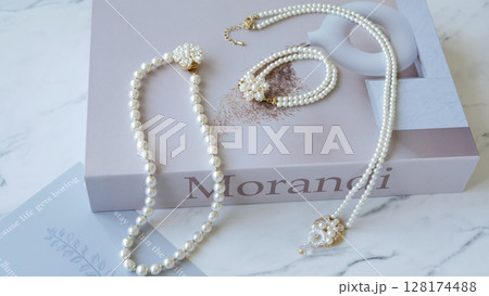 真珠の素敵なアクセサリー 128174488