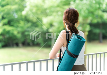 ストレス解消・リフレッシュに公園でヨガをする女性・ヨガマット 128174518