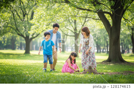 公園で遊ぶ日本の家族 公園で遊ぶ日本の家族 128174615