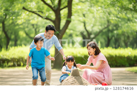公園で遊ぶ日本の家族 公園で遊ぶ日本の家族 128174616
