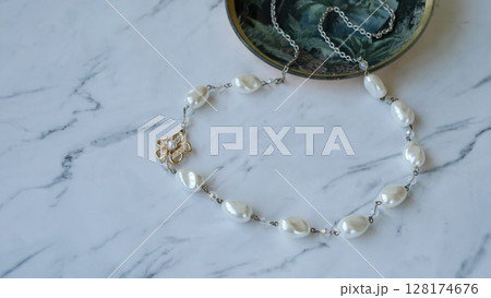素敵な真珠のネックレス 128174676