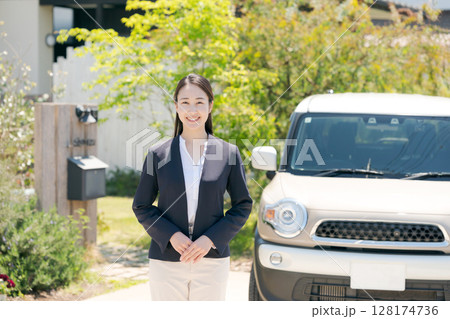 車の横に立つビジネスウーマン 128174736