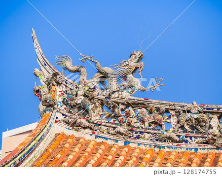 台湾　龍山寺　前亭の屋根装飾 128174755