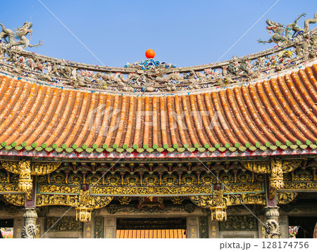 台湾 龍山寺 前亭の屋根装飾 台湾 龍山寺 前亭の屋根装飾 128174756