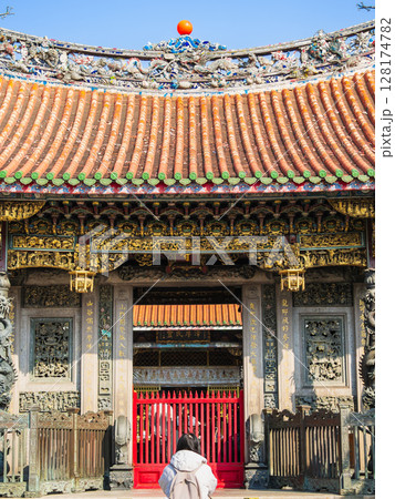 台湾　龍山寺　前亭 128174782