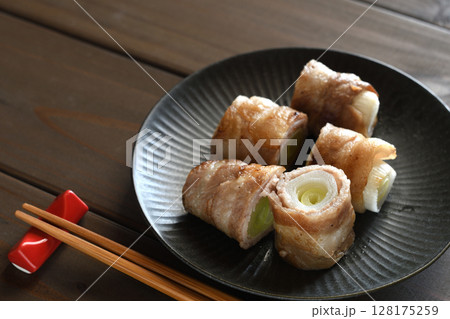 白ねぎの肉巻き 128175259