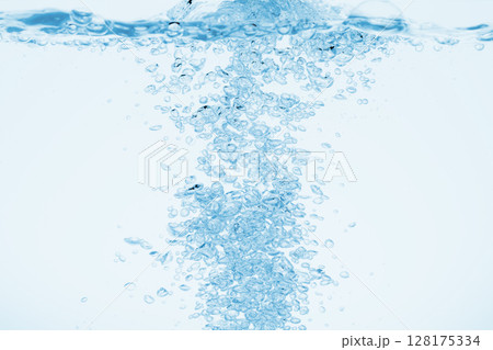 青の背景に水中に舞い上がるたくさんの気泡. 128175334