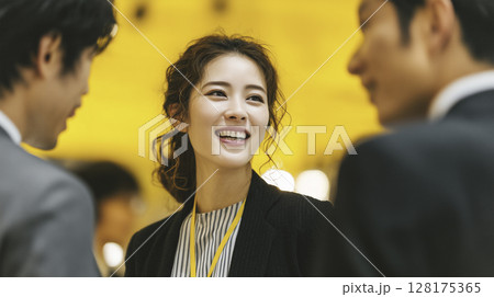 オフィスで打ち合わせをする男女のチーム ビジネスシーン オフィスで打ち合わせをする男女のチーム ビジネスシーン 128175365