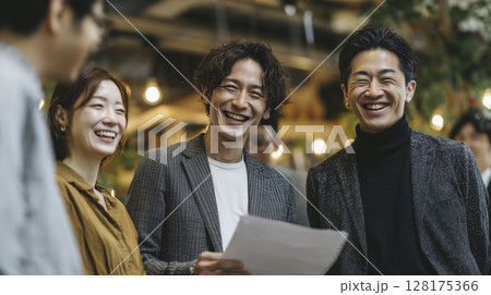 オフィスで打ち合わせをする男女のチーム　ビジネスシーン 128175366