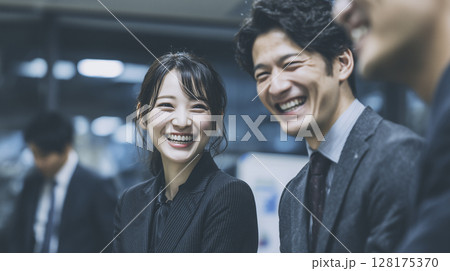オフィスで打ち合わせをするビジネスシーン 128175370