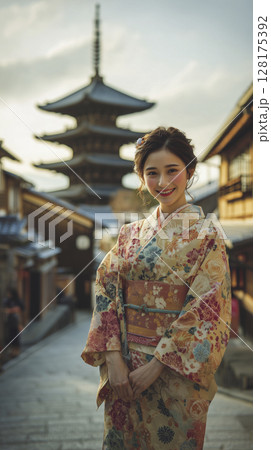 京都　法観寺をバックに着物姿の日本人が記念撮影 128175392