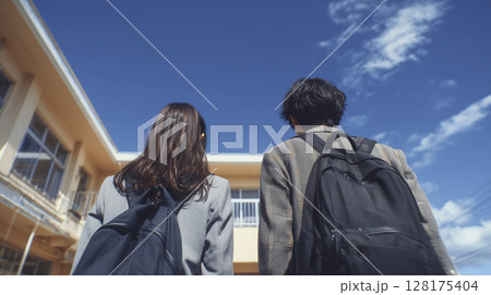 日本の学生の男女の登校シーン　後ろ姿 128175404
