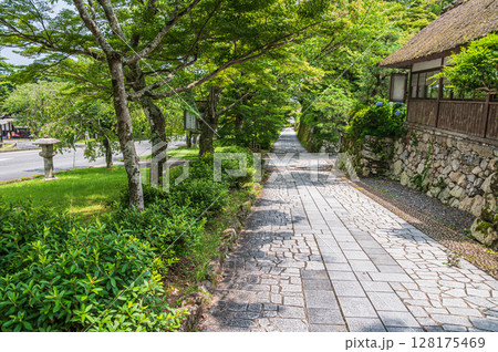 歴史と伝統を今に伝える穴太衆積み石垣の町 大津市坂本 歴史と伝統を今に伝える穴太衆積み石垣の町 大津市坂本 128175469