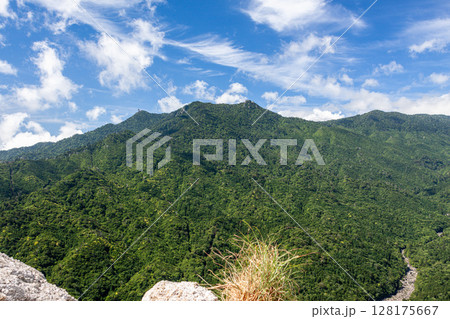 屋久島洋上アルプスのきれいな夏景色、太鼓岩からの大展望 128175667