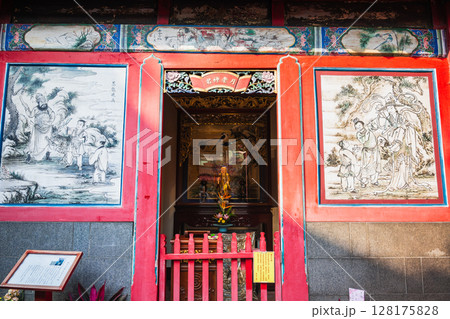 台湾　龍山寺　月老神君 128175828