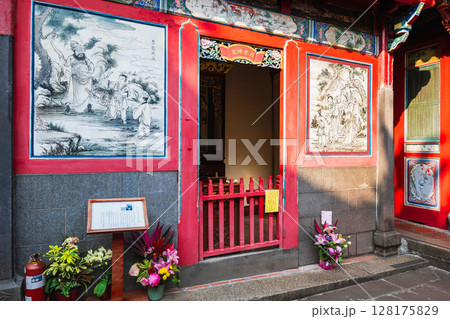 台湾　龍山寺　月老神君 128175829
