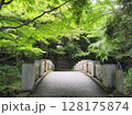阿弥陀寺参道に架かる観音橋。奥に山門(山口県防府市) 128175874
