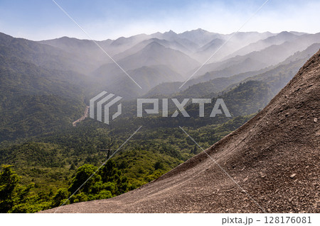 神が宿る 太鼓岩 洋上アルプス屋久島(夏 神が宿る 太鼓岩 洋上アルプス屋久島(夏 128176081