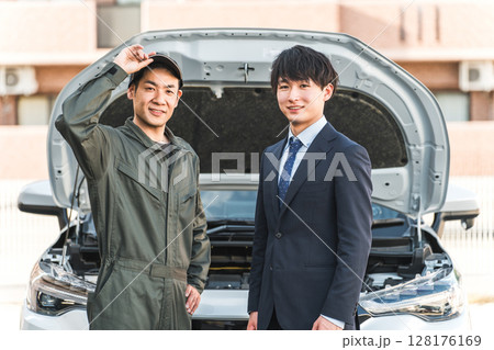ロードサービスに駆けつけた作業員の男性とドライバーの男性 128176169