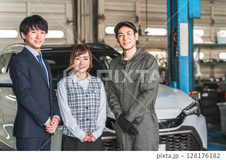 整備工場のピットにいる従業員の男女(自動車整備工場・民間車検場・スタッフ) 整備工場のピットにいる従業員の男女(自動車整備工場・民間車検場・スタッフ) 128176182