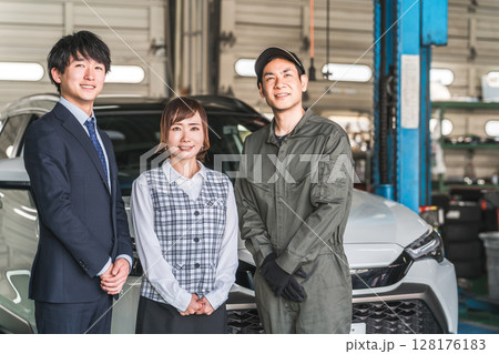 整備工場のピットにいる従業員の男女（自動車整備工場・民間車検場・スタッフ） 128176183
