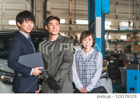 整備工場のピットにいる従業員の男女（自動車整備工場・民間車検場・スタッフ） 128176329